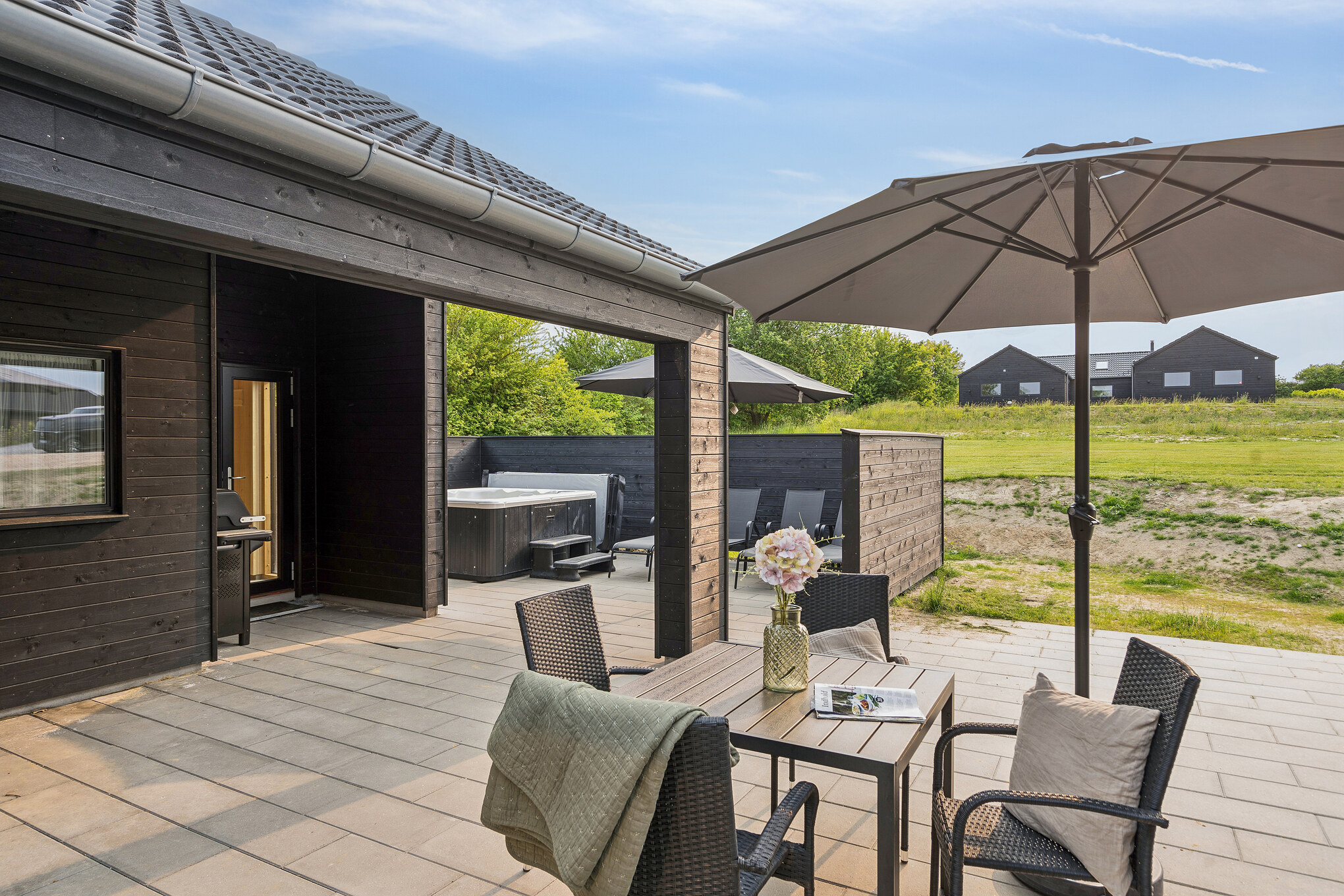 Auf der Terrasse des Ferienhauses Nr. 912 ist Platz für 18 Personen.