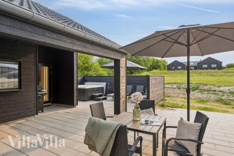 Auf der Terrasse des Ferienhauses Nr. 912 ist Platz für 18 Personen.