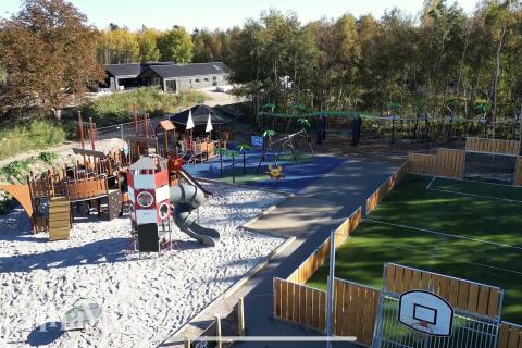 Zu dem attraktiven Ferienhaus Nr. 911 in Lolland/Falster/Mön gehört auch ein tolles Angebot im Außenbereich, z. B. Spieleturm und Schaukeln