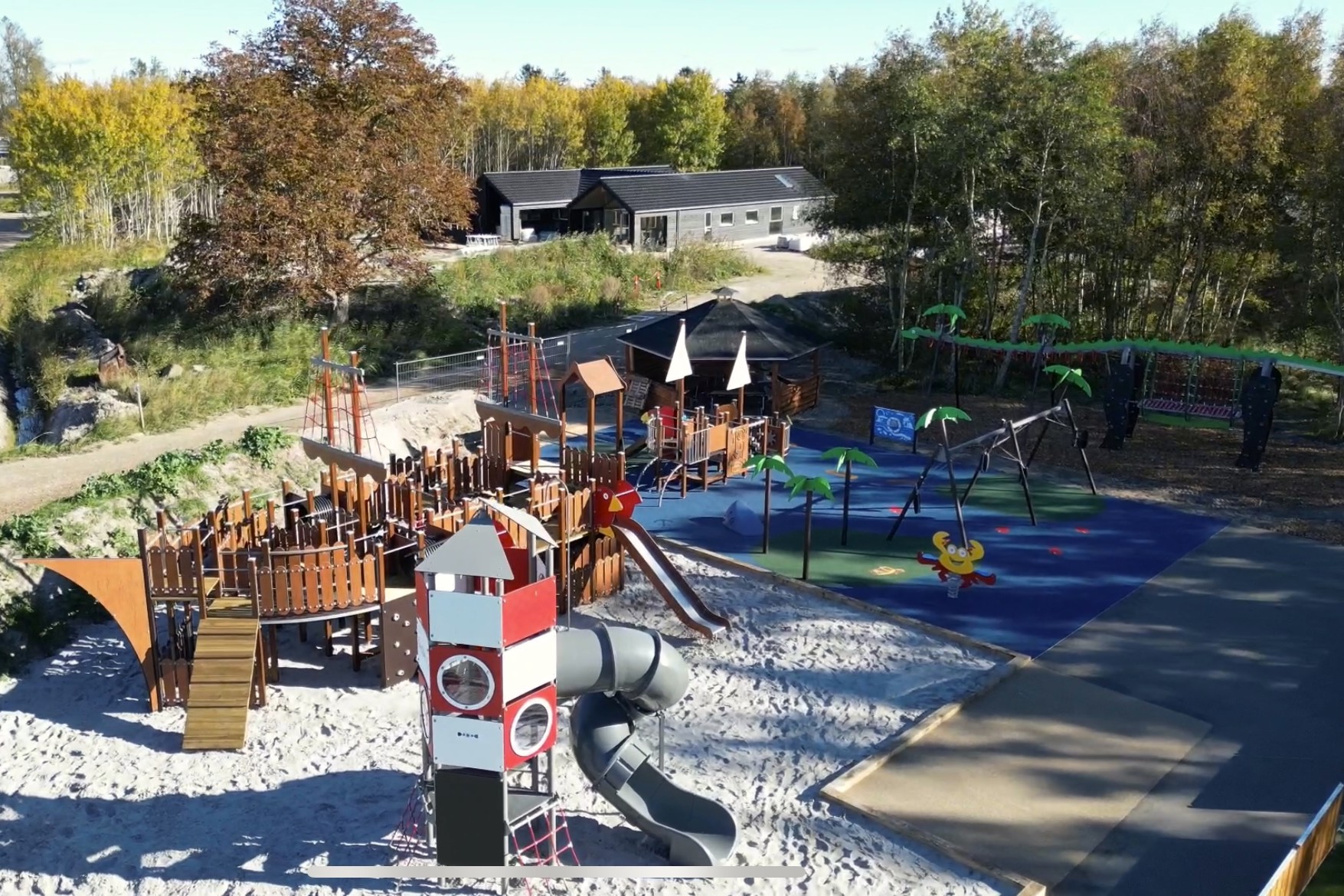 Neben den vielen schönen Stunden, die man im Poolbereich des Hauses verbringen kann, bietet das Luxusferienhaus 912 auch zahlreiche Freizeitangebote im Freien