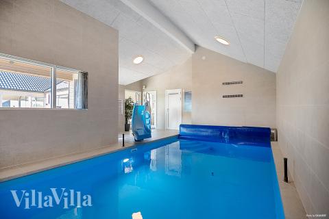 Das Ferienhaus 913 hat einen schicken Poolbereich mit Wasserrutsche, einem geräumigen, eingelassenen Whirlpool und einer Sauna.