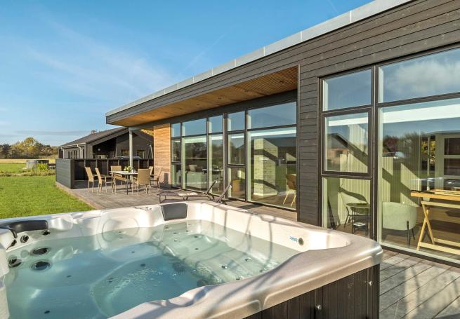 Genießen Sie den warmen Whirlpool im Luxusferienhaus Nr. 936 in Limfjord