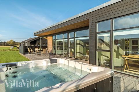 Genießen Sie den warmen Whirlpool im Luxusferienhaus Nr. 936 in Limfjord