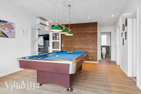 Neben den vielen schönen Stunden, die man im Poolbereich des Hauses verbringen kann, bietet das Luxusferienhaus 936 auch Spielevergnügen bei Billard/Tischtennis und Darts
