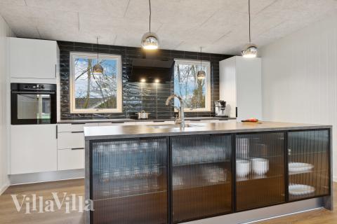 Die Küche in dem Luxusferienhaus Nr. 936 ist so gut ausgestattet, dass man problemlos Mahlzeiten für 10 Personen zubereiten kann.