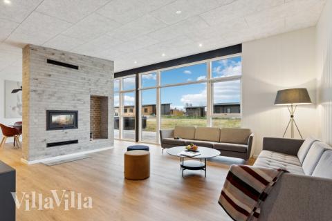 Die Couch im Luxusferienhaus Nr. 936 in Limfjord lädt zu Gesellschaftsspielen oder zu Kinoabenden ein.