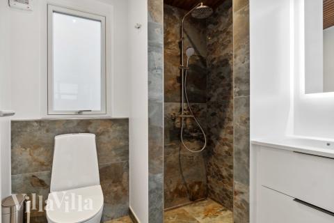 Eines der Badezimmer im Luxusferienhaus Nr. 936