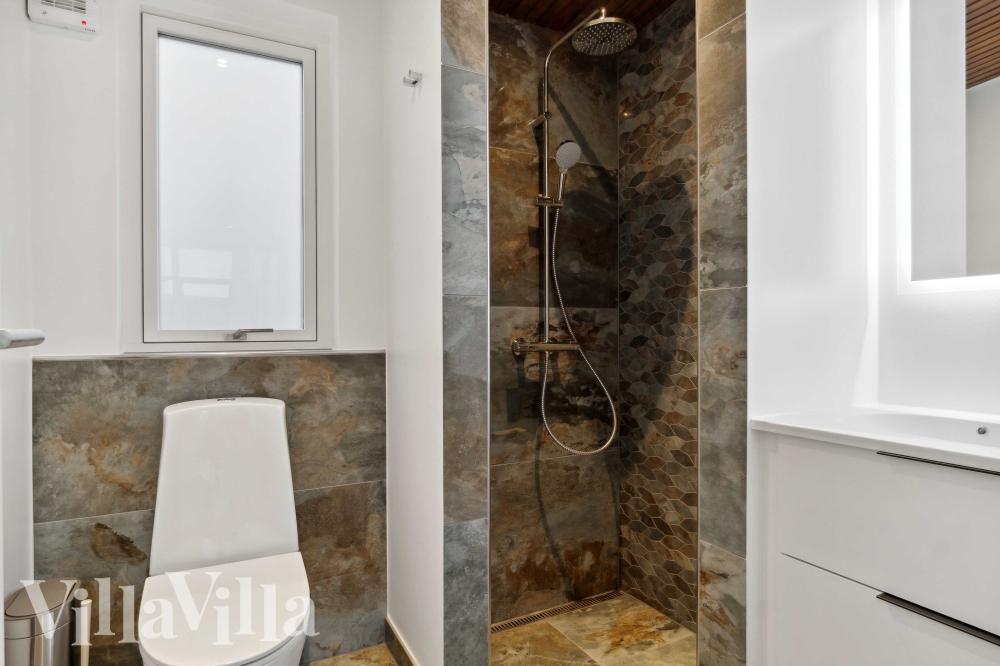 Eines der Badezimmer im Luxusferienhaus Nr. 936