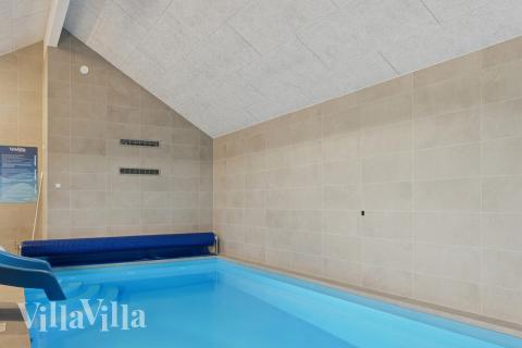 Das Ferienhaus 902 hat einen schicken Poolbereich mit Wasserrutsche, einem geräumigen, eingelassenen Whirlpool und einer Sauna.