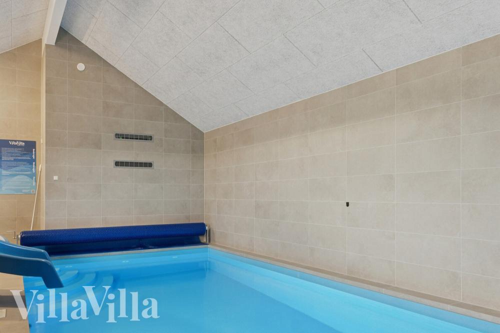 Das Ferienhaus 902 hat einen schicken Poolbereich mit Wasserrutsche, einem geräumigen, eingelassenen Whirlpool und einer Sauna.