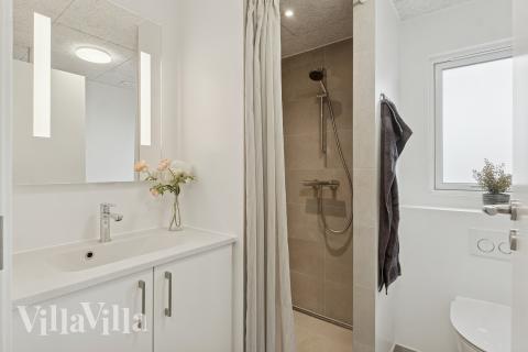 Eines der Badezimmer im Luxusferienhaus Nr. 902