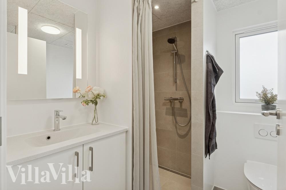 Eines der Badezimmer im Luxusferienhaus Nr. 902
