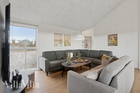 Die Couch im Luxusferienhaus Nr. 902 in Nordjütland lädt zu Gesellschaftsspielen oder zu Kinoabenden ein.