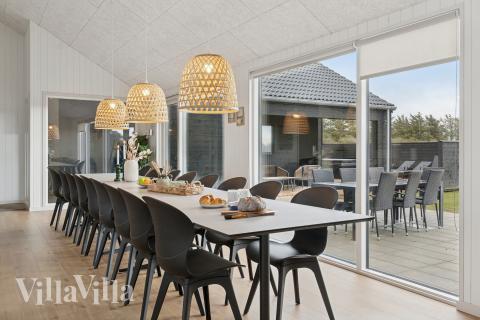 Der große, lichtdurchflutete Aufenthaltsraum im Luxusferienhaus Nr. 902 für 18.