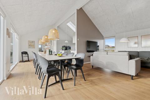 Der Aufenthaltsraum bietet Platz für 18 Personen, wenn ihr das Ferienhaus 902 in Nordjütland besucht.