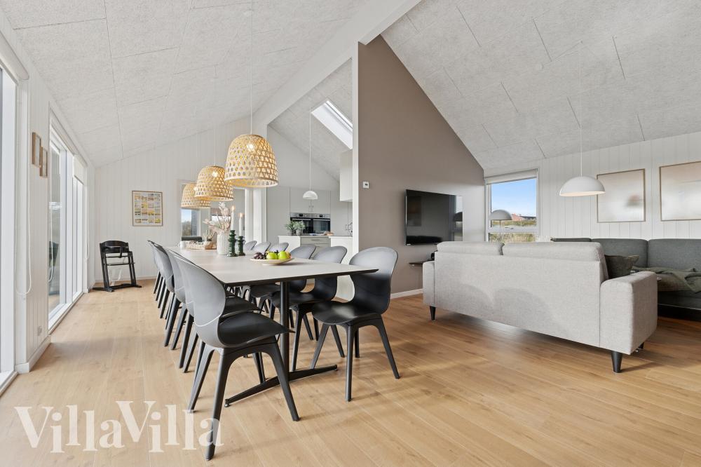 Der Aufenthaltsraum bietet Platz für 18 Personen, wenn ihr das Ferienhaus 902 in Nordjütland besucht.
