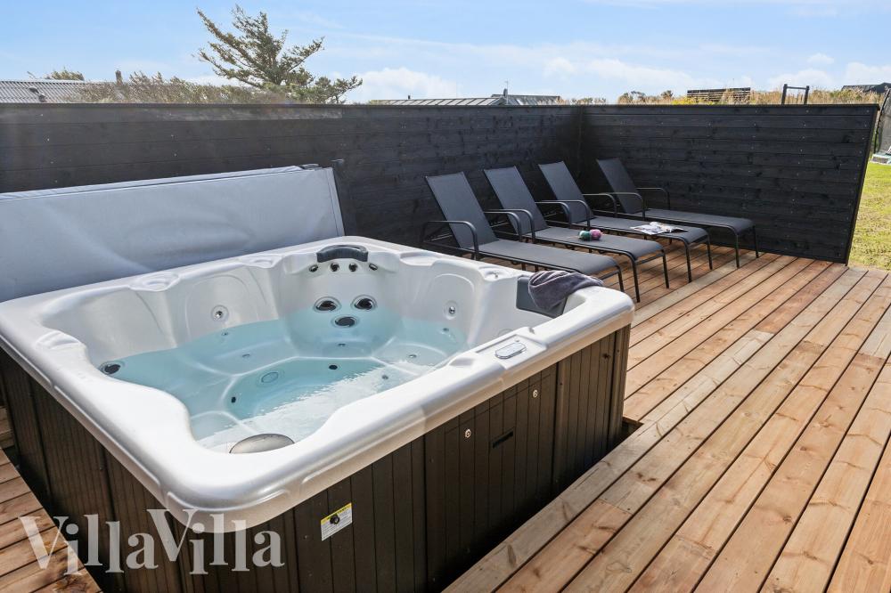 Genießen Sie den warmen Whirlpool im Luxusferienhaus Nr. 902 in Nordjütland