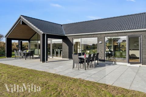 Auf der Terrasse des Ferienhauses Nr. 902 ist Platz für 18 Personen.