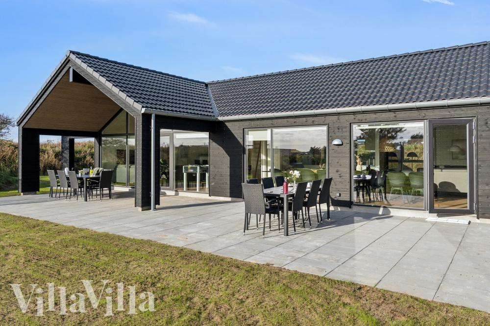 Auf der Terrasse des Ferienhauses Nr. 902 ist Platz für 18 Personen.
