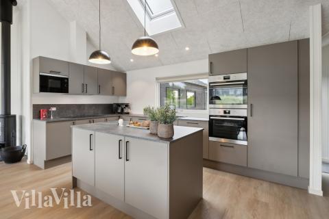 Die Küche in dem Luxusferienhaus Nr. 912 ist so gut ausgestattet, dass man problemlos Mahlzeiten für 18 Personen zubereiten kann.