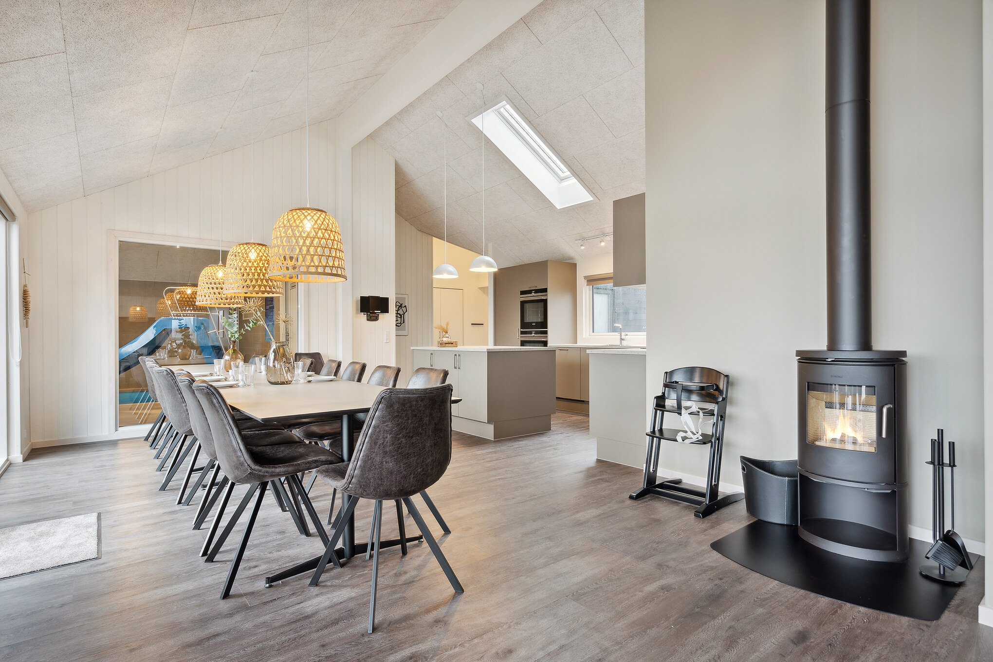 Der große, lichtdurchflutete Aufenthaltsraum im Luxusferienhaus Nr. 918 für 18.