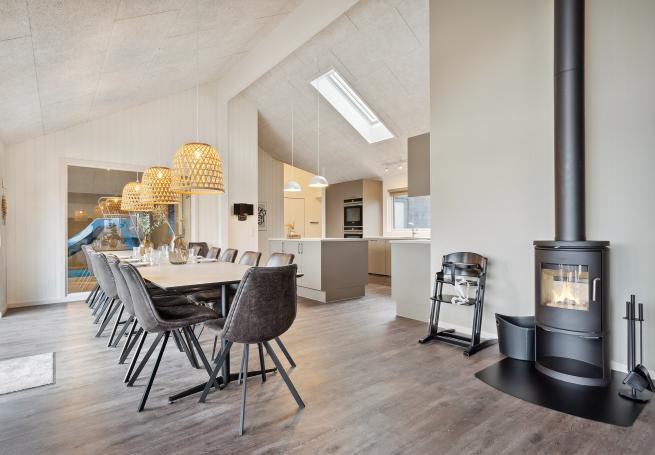 Der große, lichtdurchflutete Aufenthaltsraum im Luxusferienhaus Nr. 918 für 18.