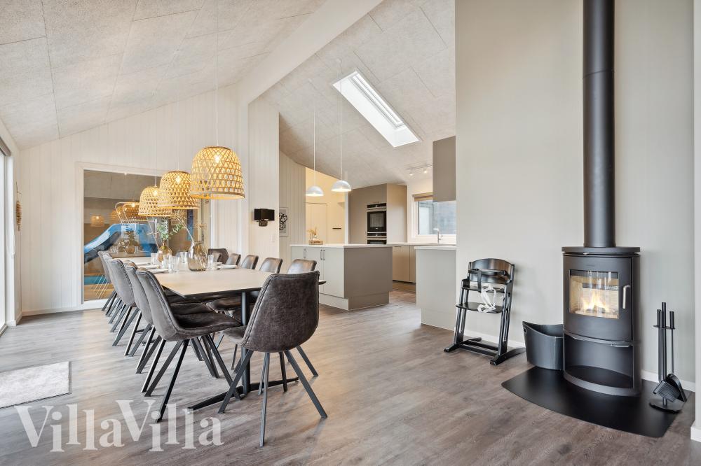 Der große, lichtdurchflutete Aufenthaltsraum im Luxusferienhaus Nr. 918 für 18.