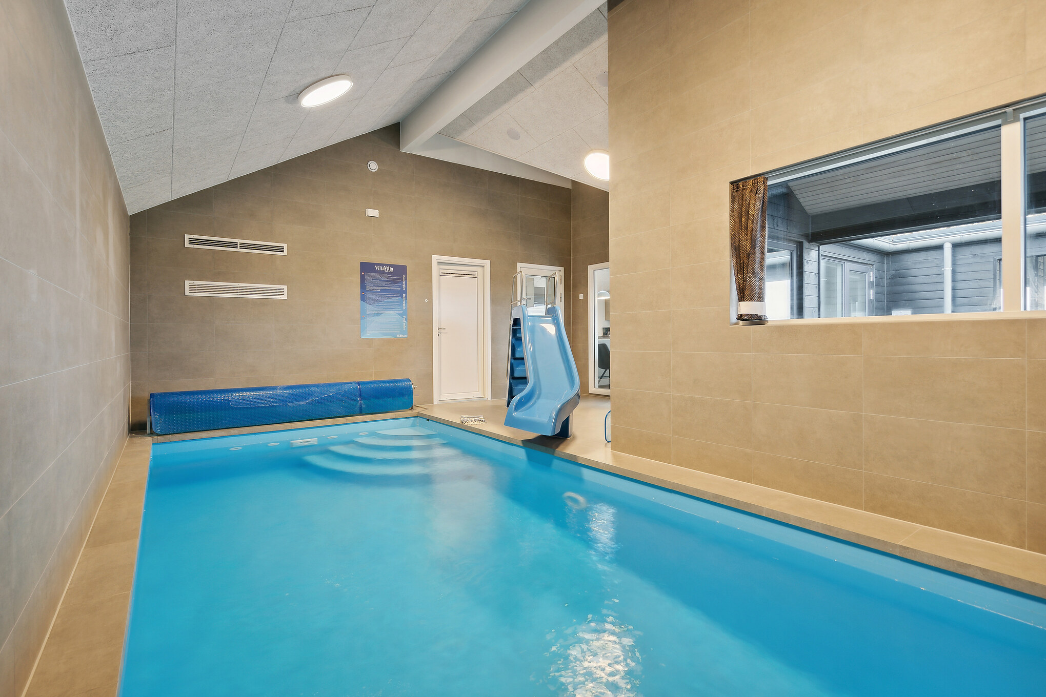 Das Ferienhaus 918 hat einen schicken Poolbereich mit Wasserrutsche, einem geräumigen, eingelassenen Whirlpool und einer Sauna.