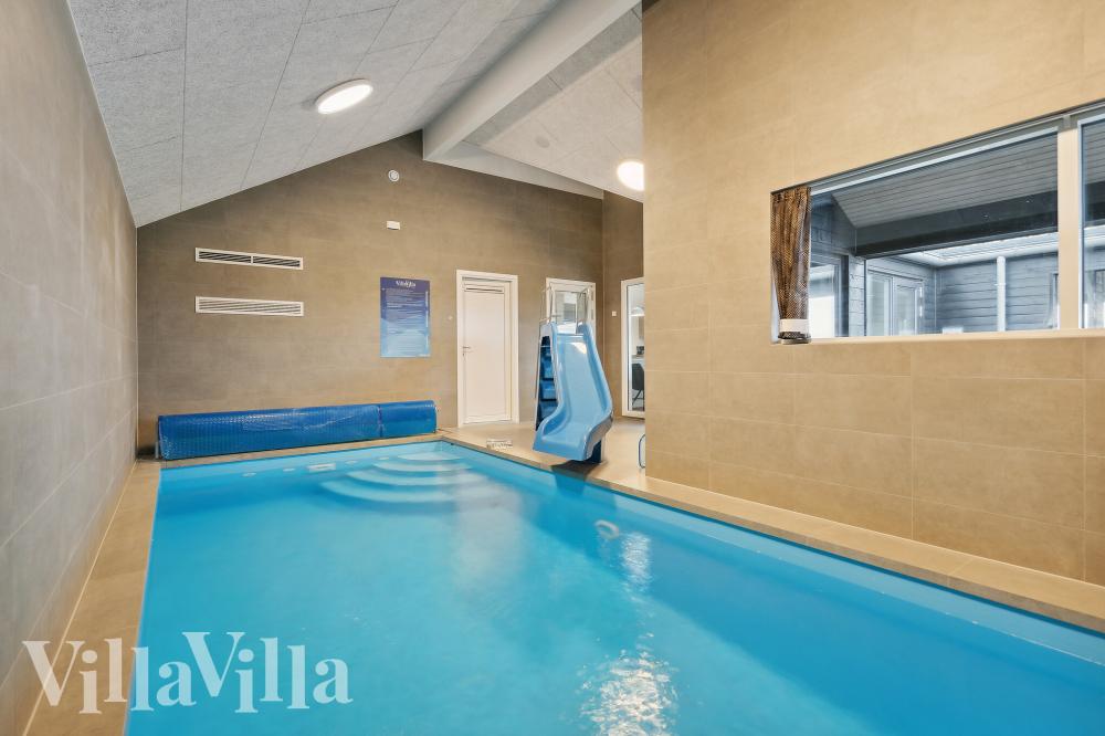 Das Ferienhaus 918 hat einen schicken Poolbereich mit Wasserrutsche, einem geräumigen, eingelassenen Whirlpool und einer Sauna.
