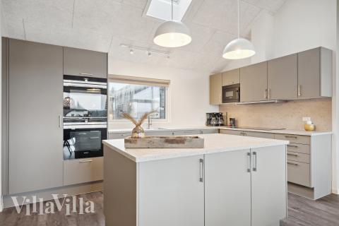 Die Küche in dem Luxusferienhaus Nr. 918 ist so gut ausgestattet, dass man problemlos Mahlzeiten für 18 Personen zubereiten kann.