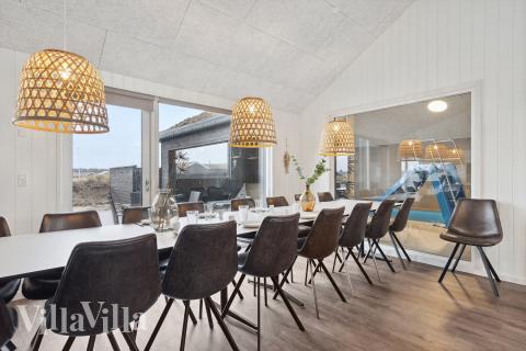 Der Aufenthaltsraum bietet Platz für 18 Personen, wenn ihr das Ferienhaus 918 in Westjütland besucht.