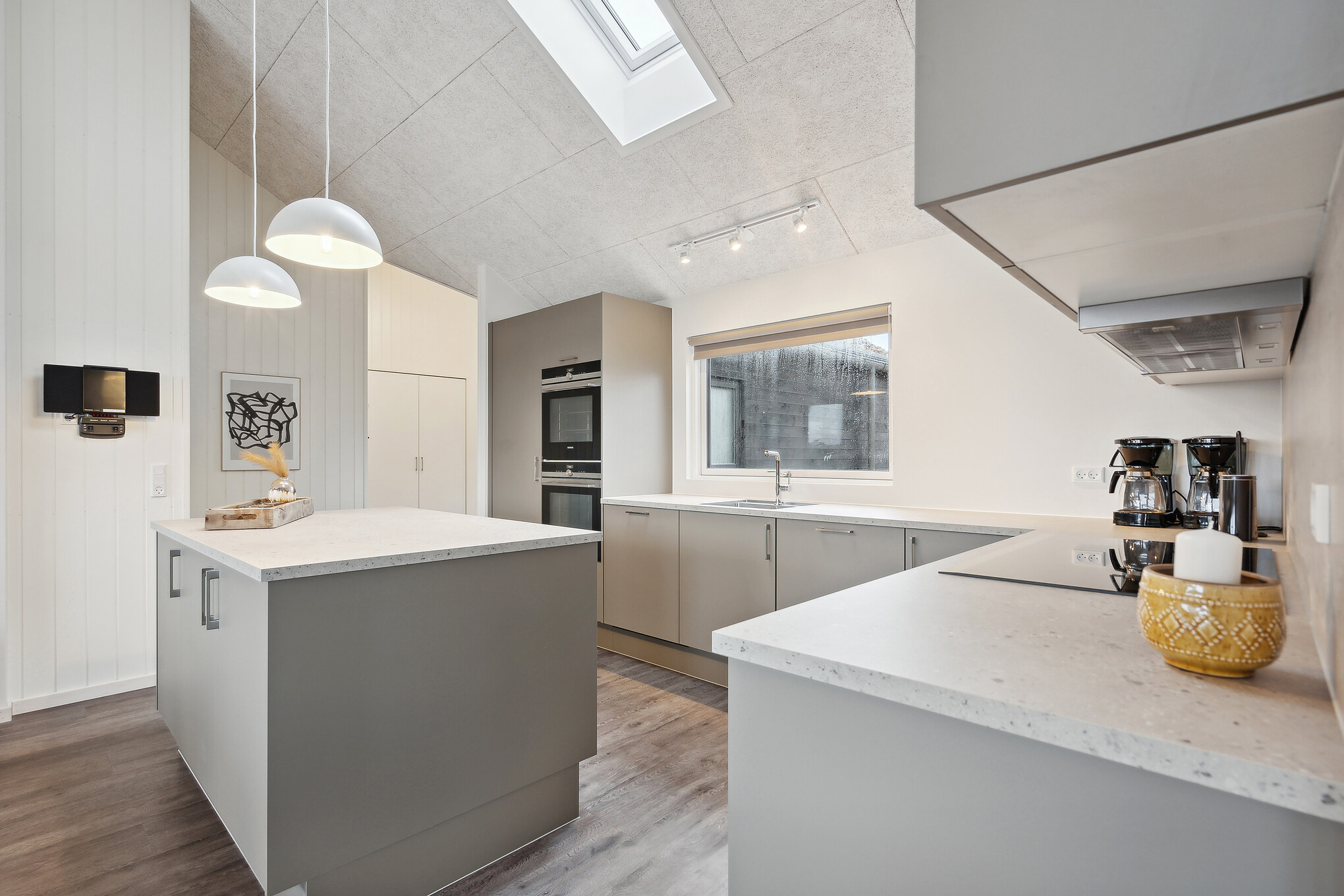 Gut ausgestattete Küche im Luxusferienhaus Nr. 918 in Westjütland.