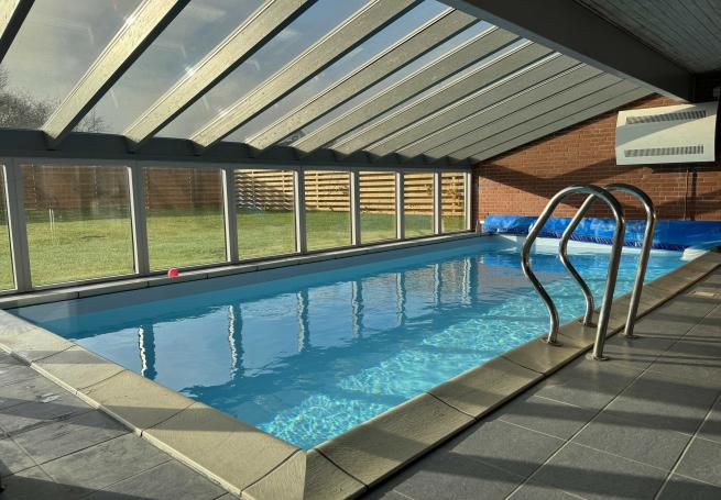 Das Ferienhaus 688 hat einen schicken Poolbereich mit Wasserrutsche, einem geräumigen, eingelassenen Whirlpool und einer Sauna.