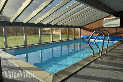 Das Ferienhaus 688 hat einen schicken Poolbereich mit Wasserrutsche, einem geräumigen, eingelassenen Whirlpool und einer Sauna.