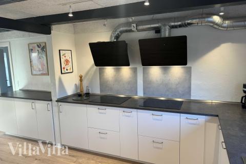 Die Küche in dem Luxusferienhaus Nr. 688 ist so gut ausgestattet, dass man problemlos Mahlzeiten für 26 Personen zubereiten kann.