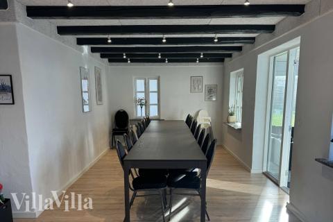 Der große, lichtdurchflutete Aufenthaltsraum im Luxusferienhaus Nr. 688 für 26.