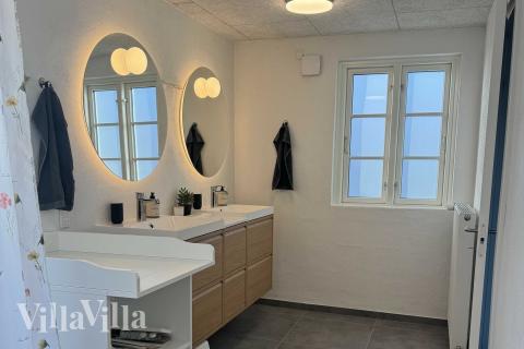 Eines der Badezimmer im Luxusferienhaus Nr. 688