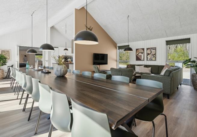 Der große, lichtdurchflutete Aufenthaltsraum im Luxusferienhaus Nr. 913 für 24.