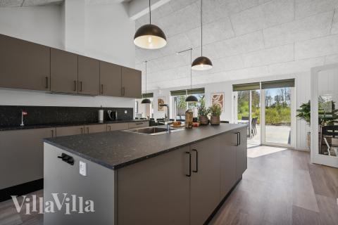 Die Küche in dem Luxusferienhaus Nr. 913 ist so gut ausgestattet, dass man problemlos Mahlzeiten für 24 Personen zubereiten kann.