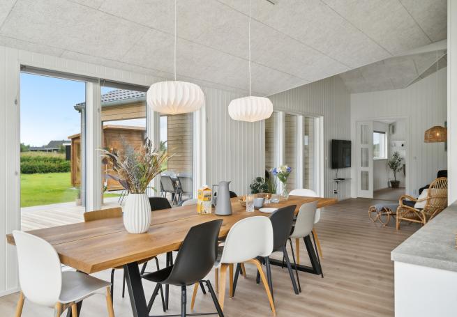 Der große, lichtdurchflutete Aufenthaltsraum im Luxusferienhaus Nr. 935 für 10.