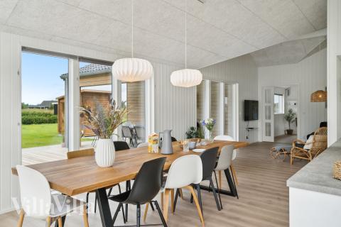 Der große, lichtdurchflutete Aufenthaltsraum im Luxusferienhaus Nr. 935 für 10.