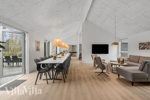 Der große, lichtdurchflutete Aufenthaltsraum im Luxusferienhaus Nr. 905 für 30.