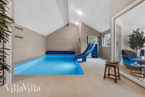 Das Ferienhaus 905 hat einen schicken Poolbereich mit Wasserrutsche, einem geräumigen, eingelassenen Whirlpool und einer Sauna.