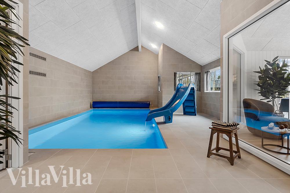 Das Ferienhaus 905 hat einen schicken Poolbereich mit Wasserrutsche, einem geräumigen, eingelassenen Whirlpool und einer Sauna.