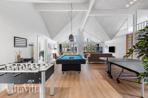 Neben den vielen schönen Stunden, die man im Poolbereich des Hauses verbringen kann, bietet das Luxusferienhaus 905 auch Spielevergnügen bei Billard/Tischtennis und Darts