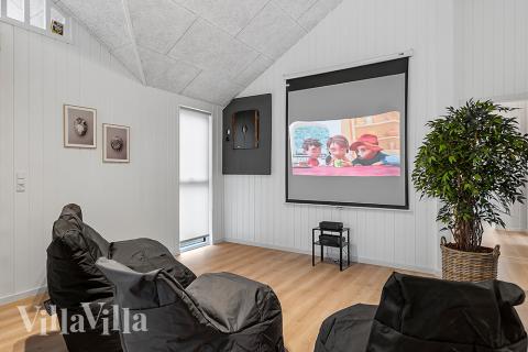 Das Luxusferienhaus 905 für 30 Personen hat einen großen Aktivitätsraum mit u. a. Billard und Darts