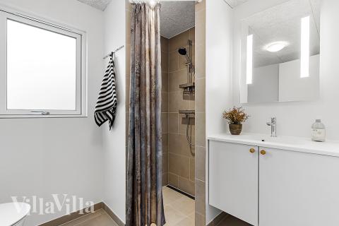 Eines der Badezimmer im Luxusferienhaus Nr. 905