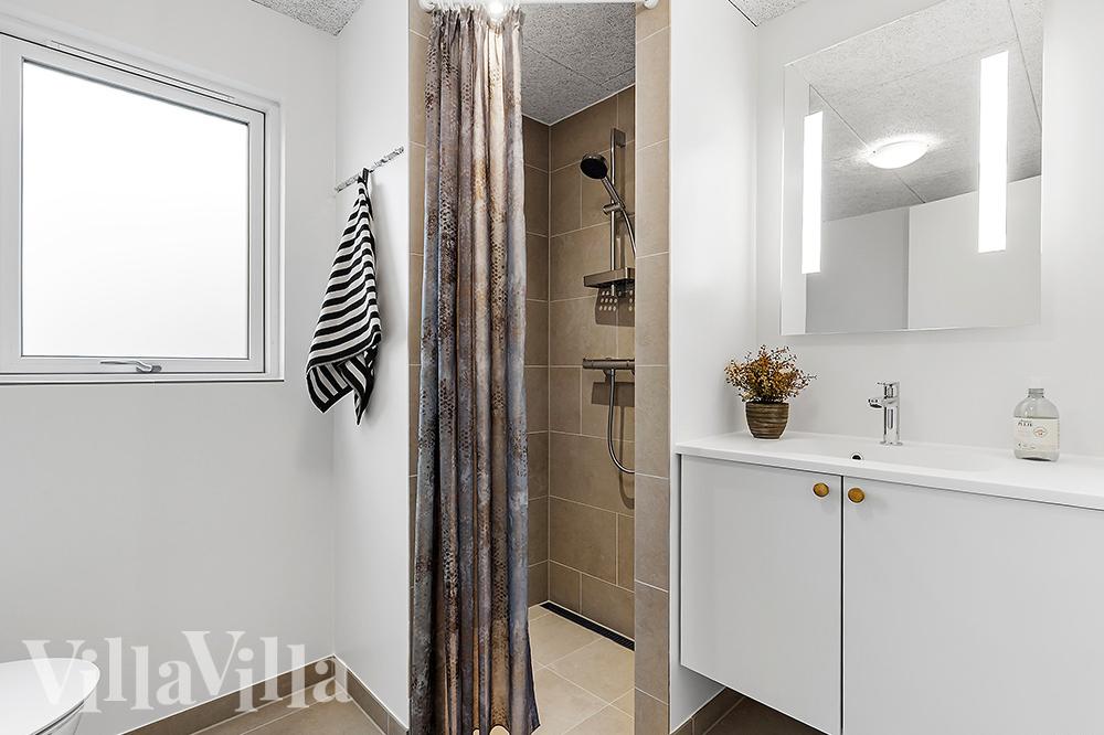 Eines der Badezimmer im Luxusferienhaus Nr. 905