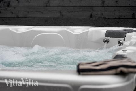 Genießen Sie den warmen Whirlpool im Luxusferienhaus Nr. 905 in Lolland/Falster/Mön