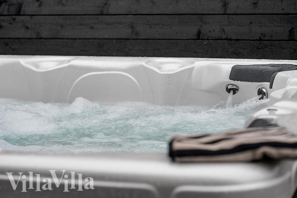 Genießen Sie den warmen Whirlpool im Luxusferienhaus Nr. 905 in Lolland/Falster/Mön